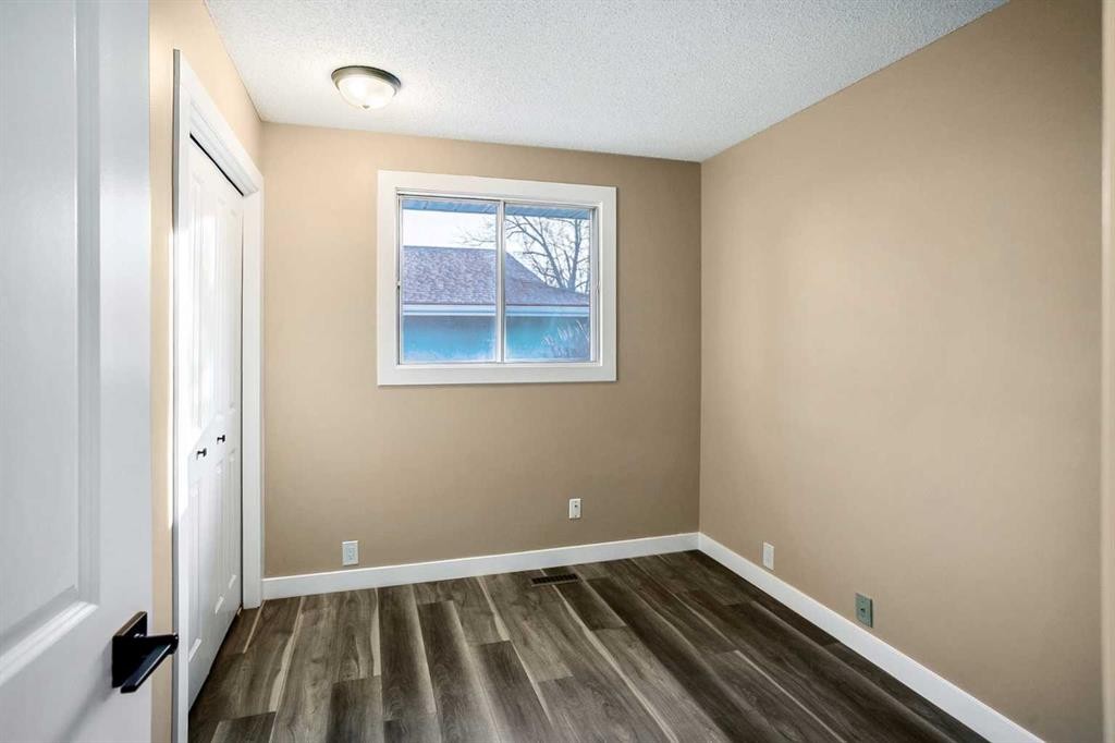 467 Berkley Crescent Nw, Calgary, AB - Indoor Photo Showing Other Room