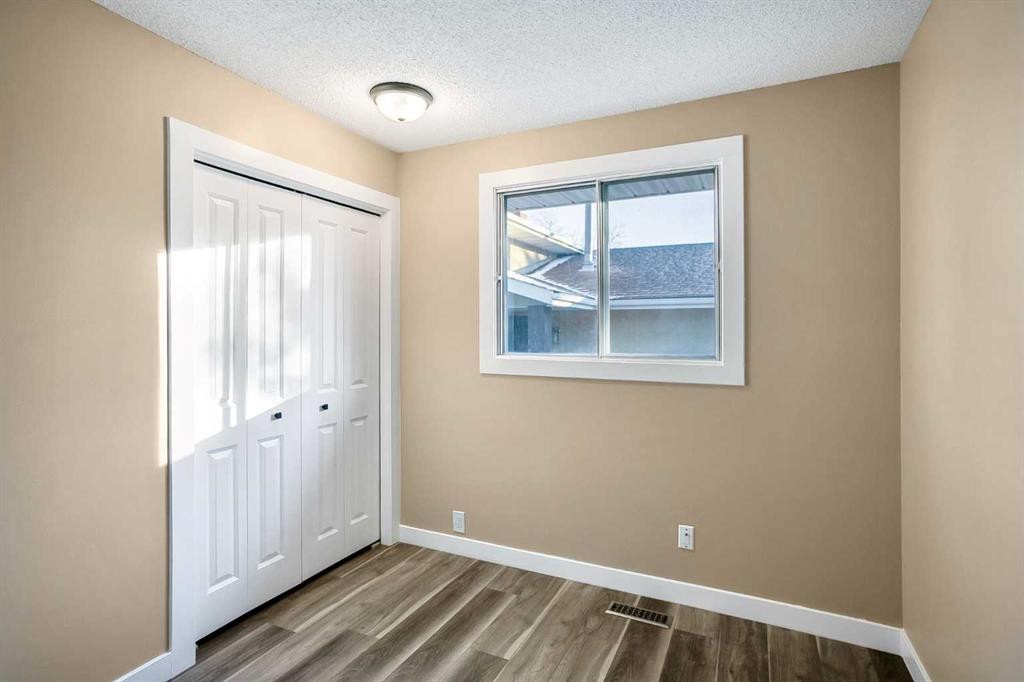 467 Berkley Crescent Nw, Calgary, AB - Indoor Photo Showing Other Room