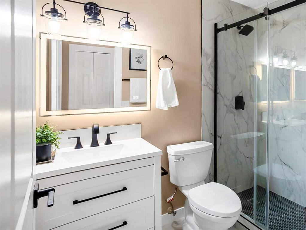 467 Berkley Crescent Nw, Calgary, AB - Indoor Photo Showing Bathroom