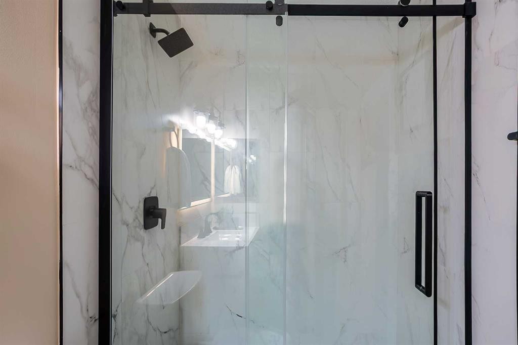 467 Berkley Crescent Nw, Calgary, AB - Indoor Photo Showing Bathroom