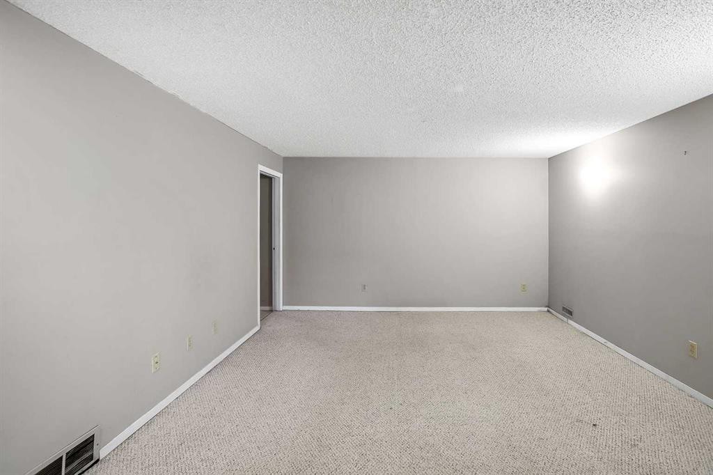 467 Berkley Crescent Nw, Calgary, AB - Indoor Photo Showing Other Room