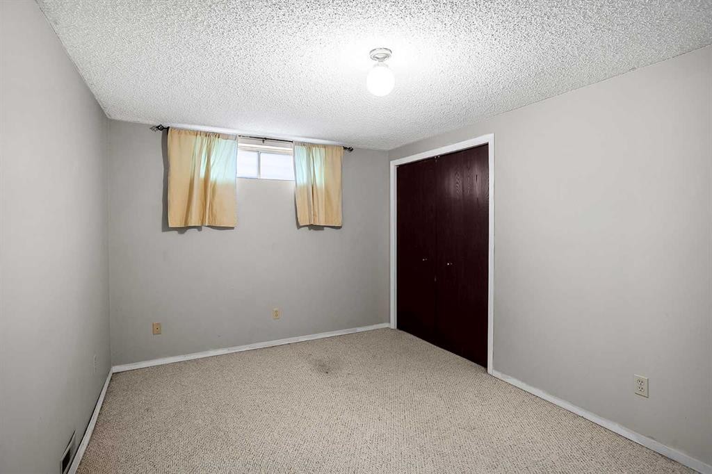 467 Berkley Crescent Nw, Calgary, AB - Indoor Photo Showing Other Room