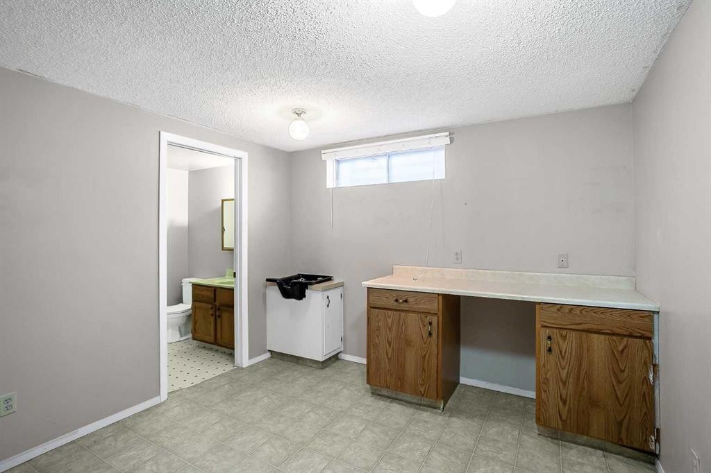 467 Berkley Crescent Nw, Calgary, AB - Indoor Photo Showing Other Room
