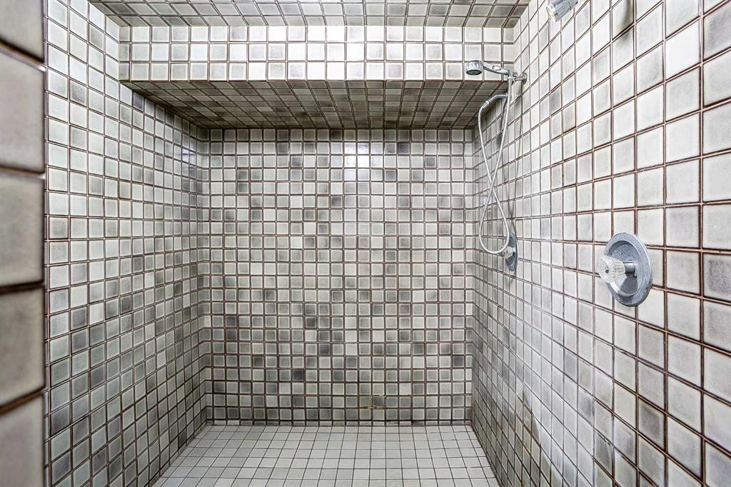 467 Berkley Crescent Nw, Calgary, AB - Indoor Photo Showing Bathroom