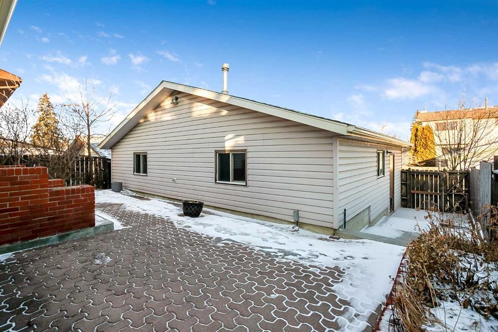 467 Berkley Crescent Nw, Calgary, AB - Outdoor With Exterior