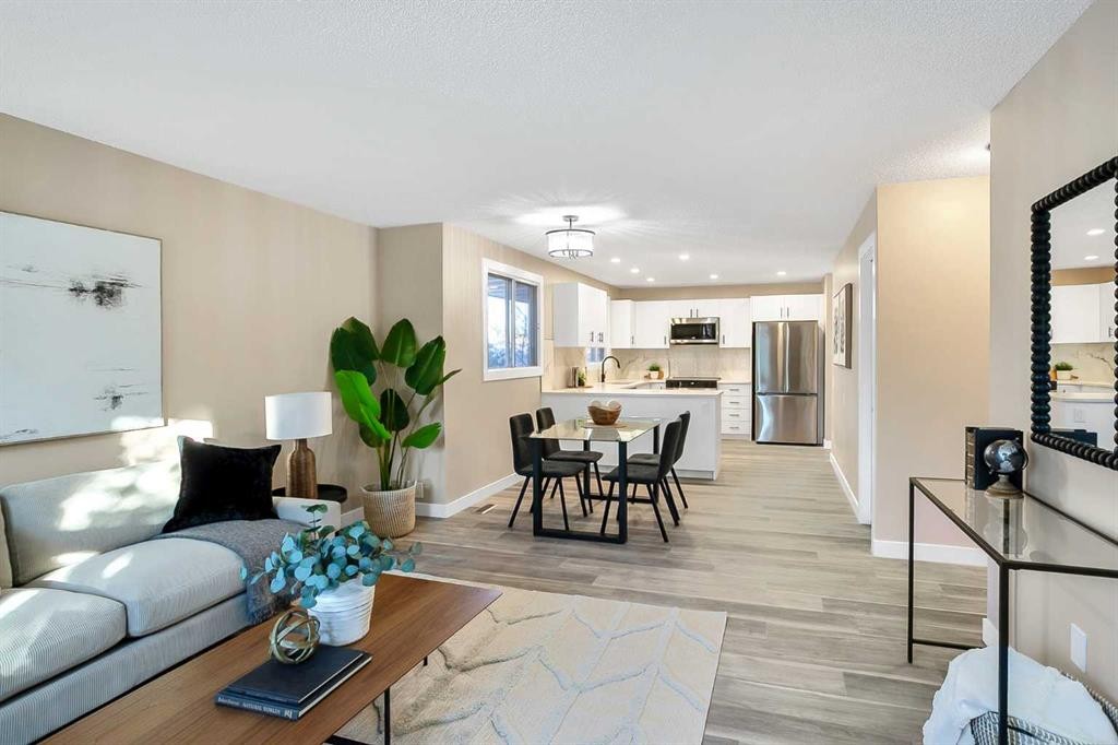 467 Berkley Crescent Nw, Calgary, AB - Indoor Photo Showing Living Room