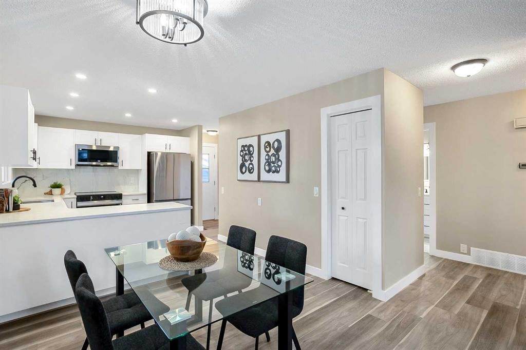 467 Berkley Crescent Nw, Calgary, AB - Indoor Photo Showing Dining Room