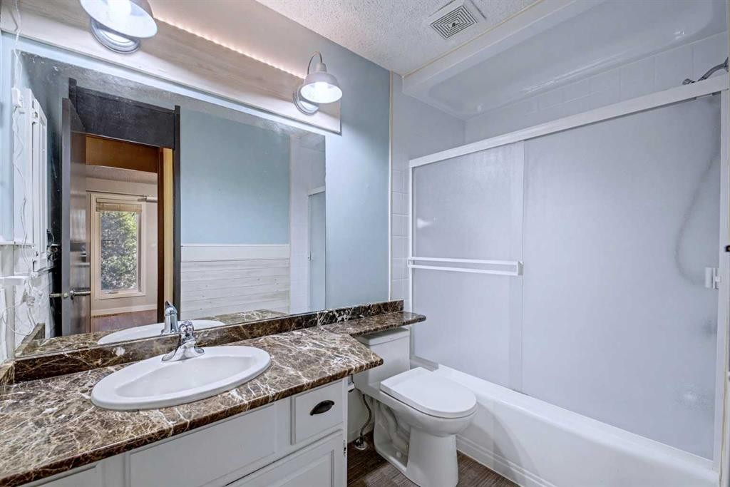 188 Bernard Drive Nw, Calgary, AB - Indoor Photo Showing Bathroom