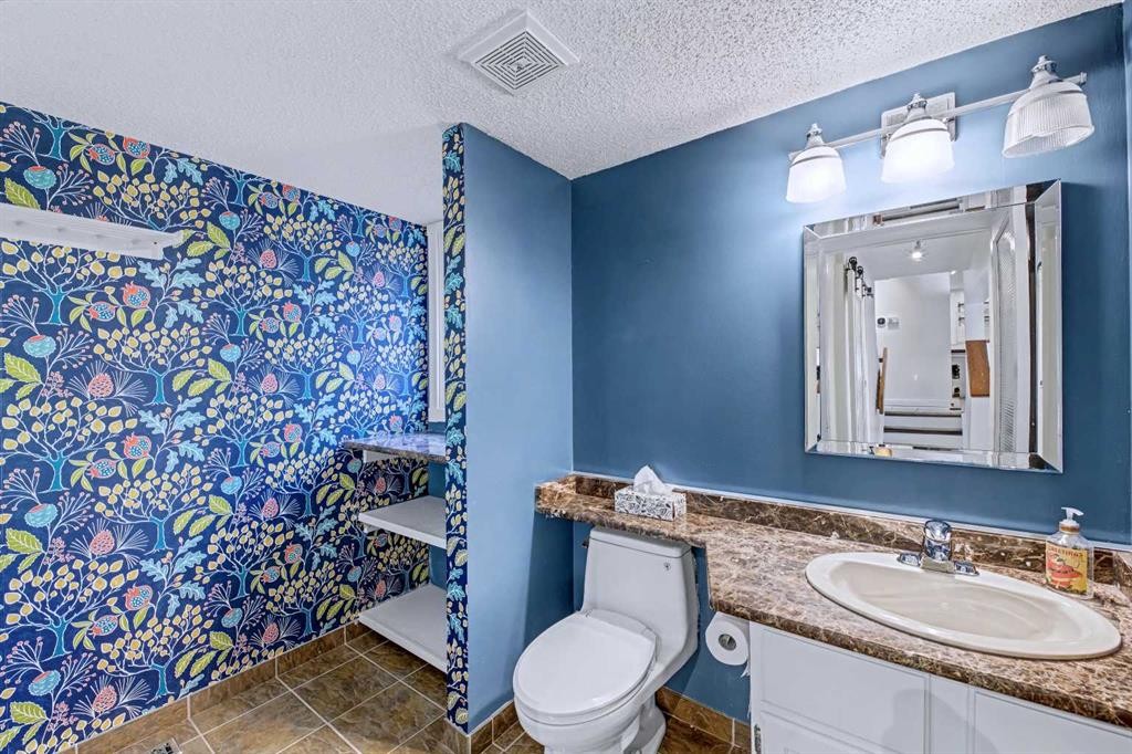 188 Bernard Drive Nw, Calgary, AB - Indoor Photo Showing Bathroom
