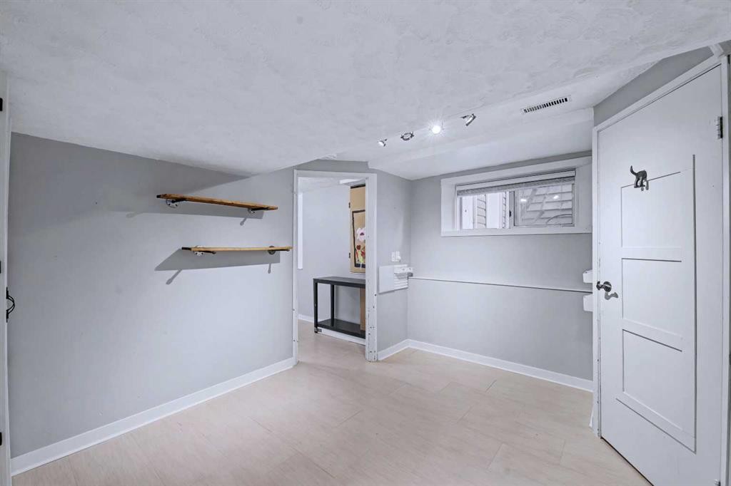 188 Bernard Drive Nw, Calgary, AB - Indoor