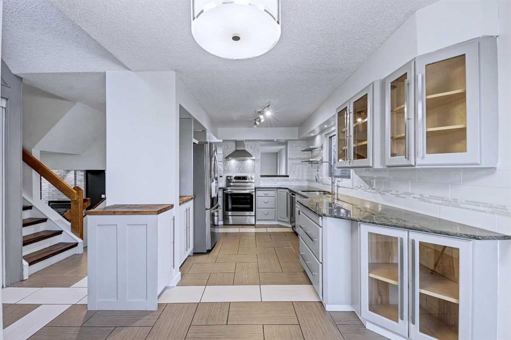 188 Bernard Drive Nw, Calgary, AB - Indoor Photo Showing Kitchen