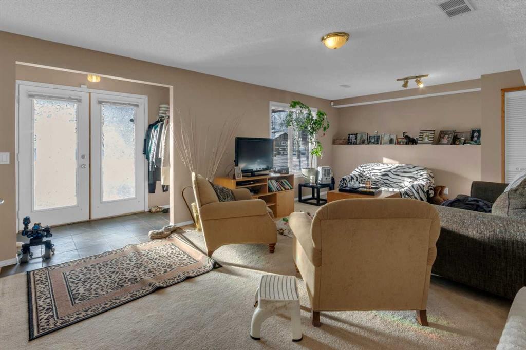 111 Hillview Road, Strathmore, AB - Indoor Photo Showing Living Room