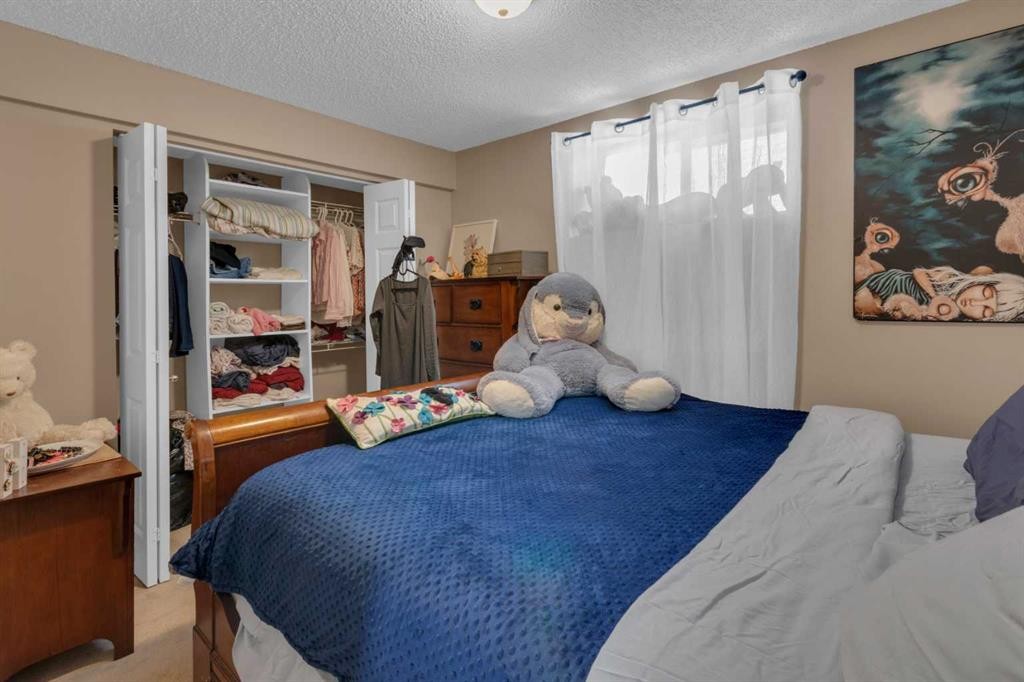 111 Hillview Road, Strathmore, AB - Indoor Photo Showing Bedroom