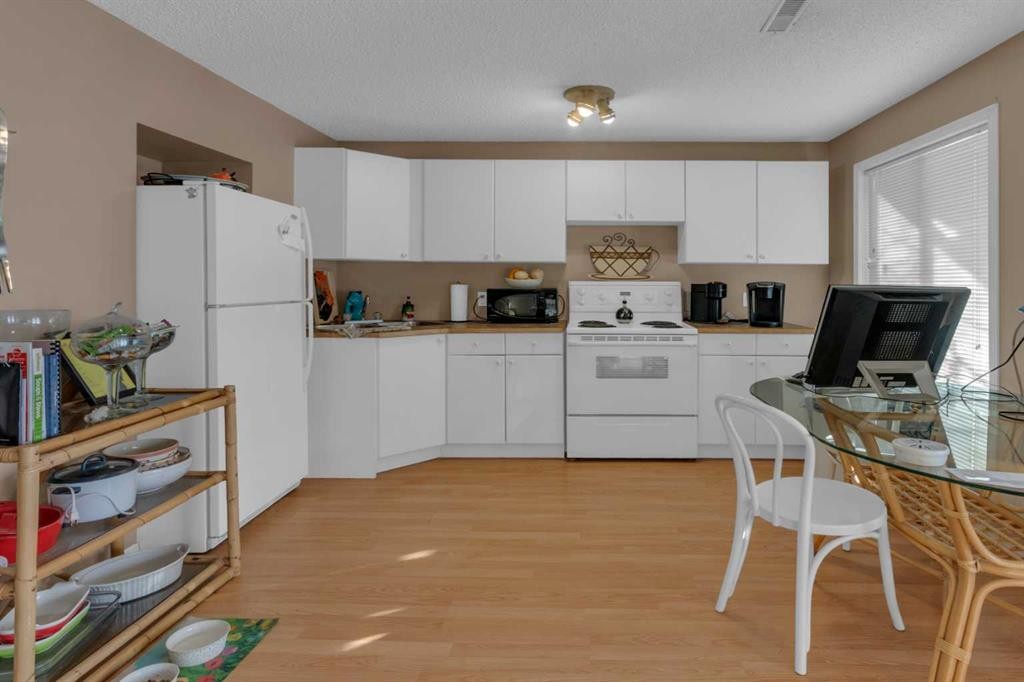 111 Hillview Road, Strathmore, AB - Indoor Photo Showing Kitchen