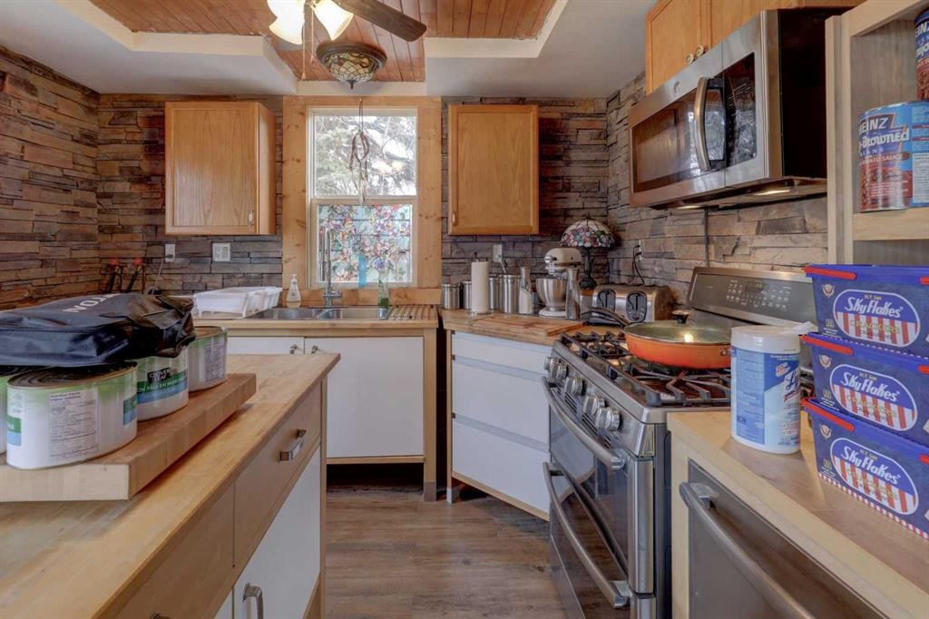6424 32 Avenue Nw, Calgary, AB - Indoor Photo Showing Kitchen With Double Sink