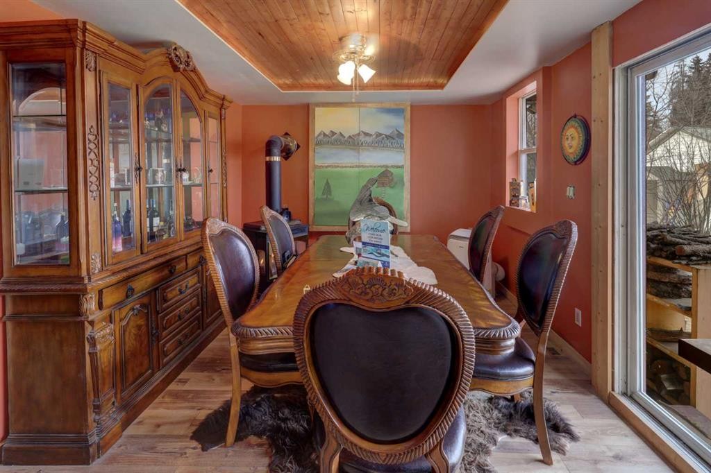 6424 32 Avenue Nw, Calgary, AB - Indoor Photo Showing Dining Room