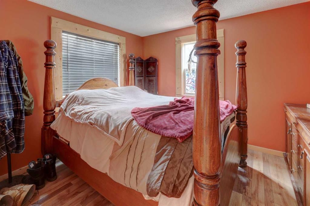 6424 32 Avenue Nw, Calgary, AB - Indoor Photo Showing Bedroom