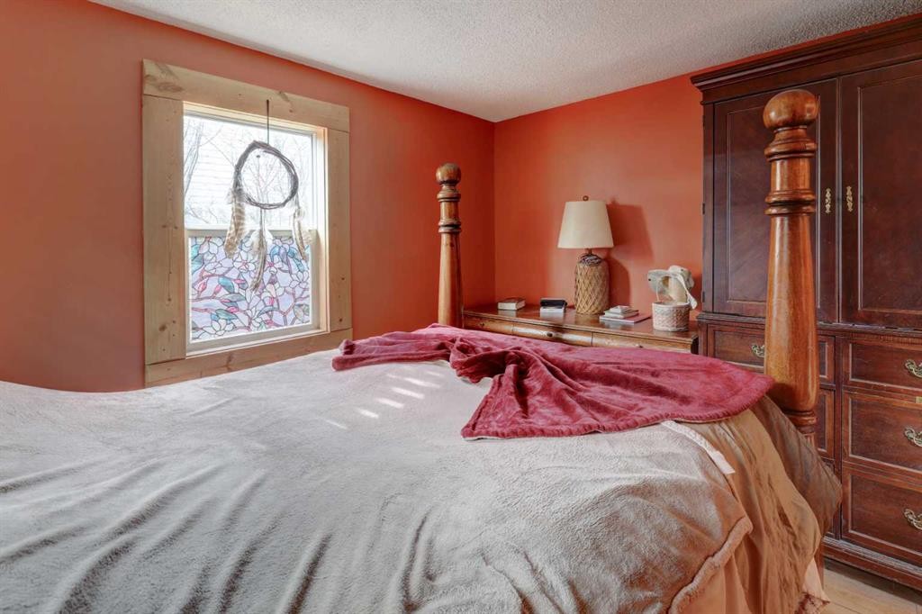 6424 32 Avenue Nw, Calgary, AB - Indoor Photo Showing Bedroom