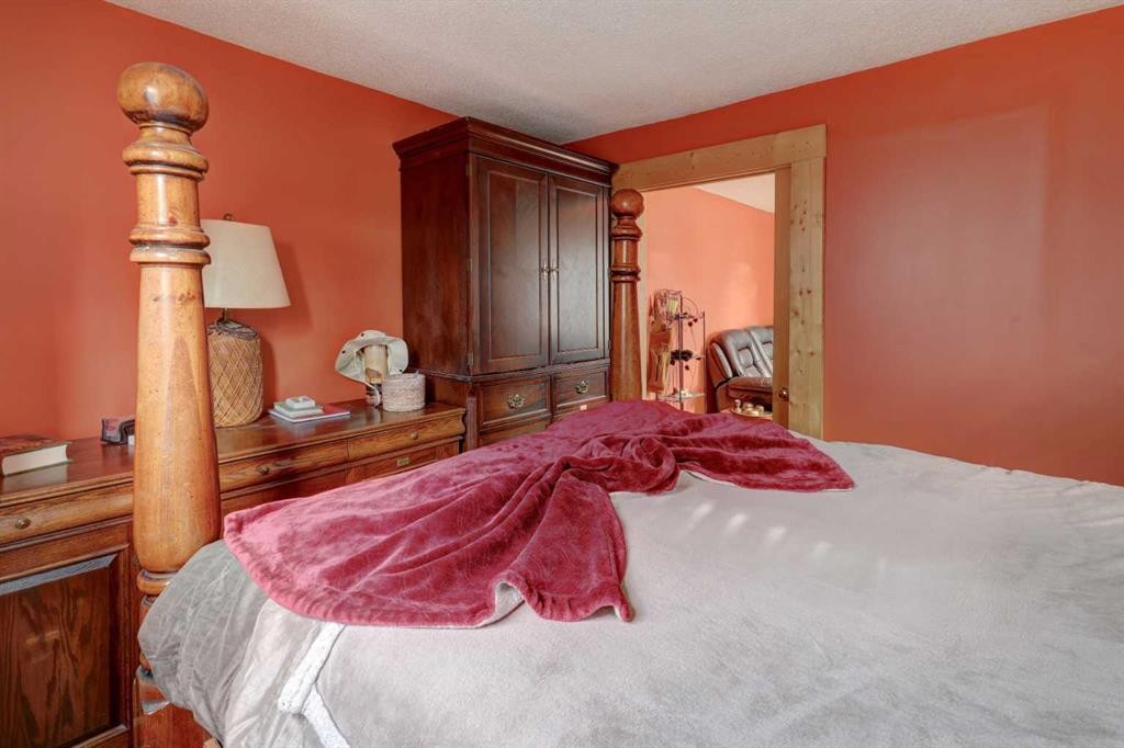 6424 32 Avenue Nw, Calgary, AB - Indoor Photo Showing Bedroom