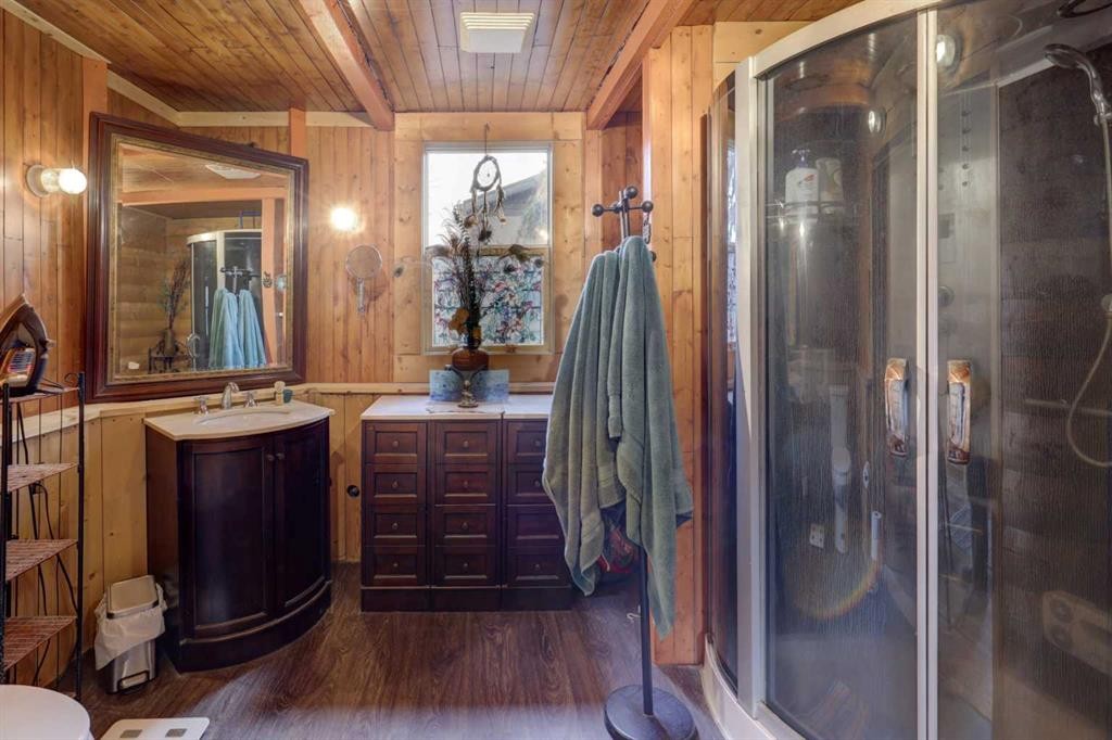 6424 32 Avenue Nw, Calgary, AB - Indoor Photo Showing Bathroom