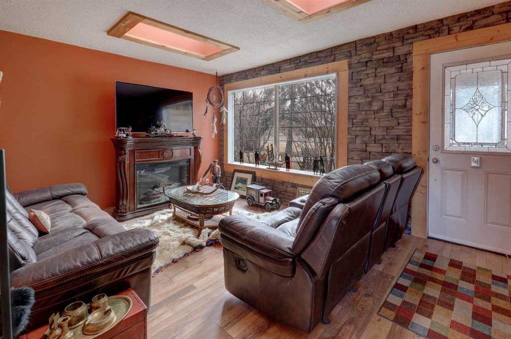 6424 32 Avenue Nw, Calgary, AB - Indoor Photo Showing Living Room With Fireplace