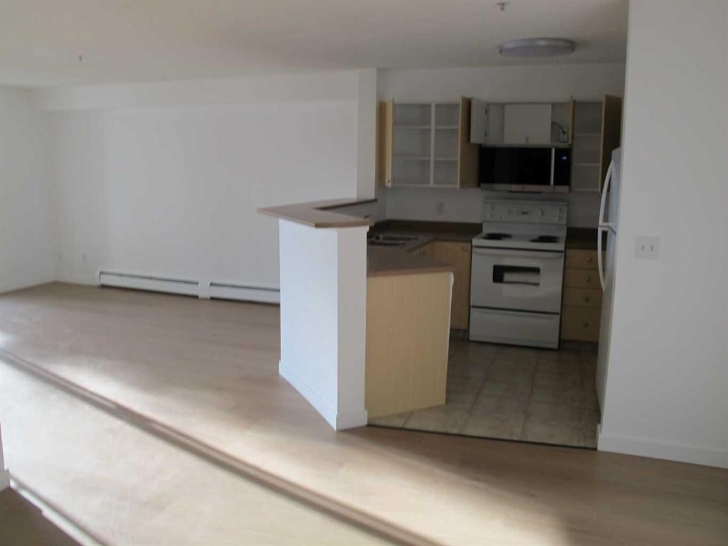 1117-12 Cimarron Common, Okotoks, AB - Indoor Photo Showing Kitchen
