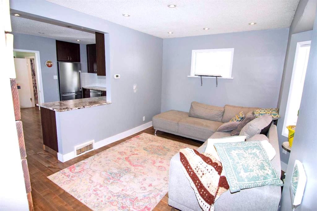 129 30 Avenue Nw, Calgary, AB - Indoor Photo Showing Living Room