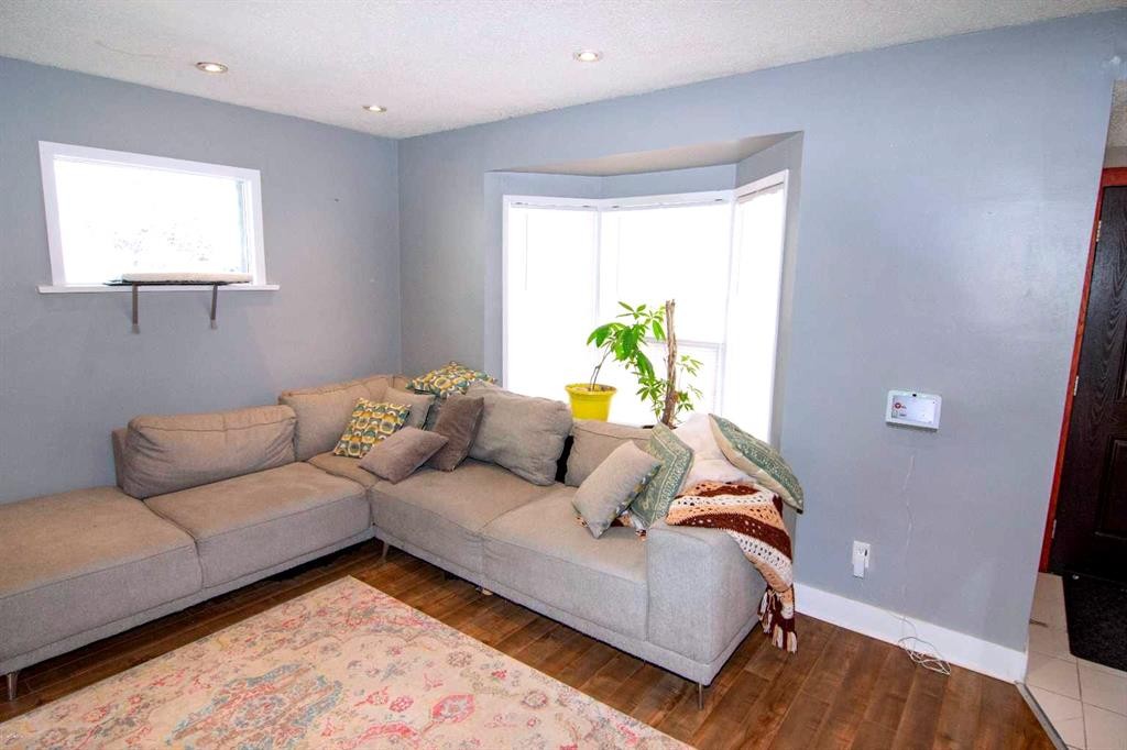 129 30 Avenue Nw, Calgary, AB - Indoor Photo Showing Living Room