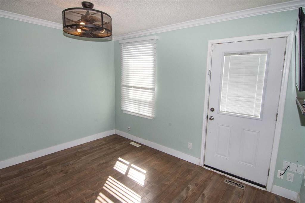 129 30 Avenue Nw, Calgary, AB - Indoor Photo Showing Other Room