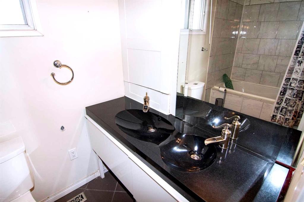 129 30 Avenue Nw, Calgary, AB - Indoor Photo Showing Bathroom