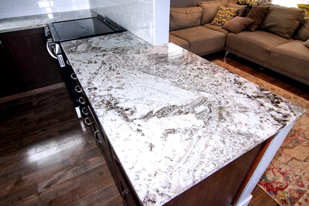 129 30 Avenue Nw, Calgary, AB - Indoor Photo Showing Kitchen