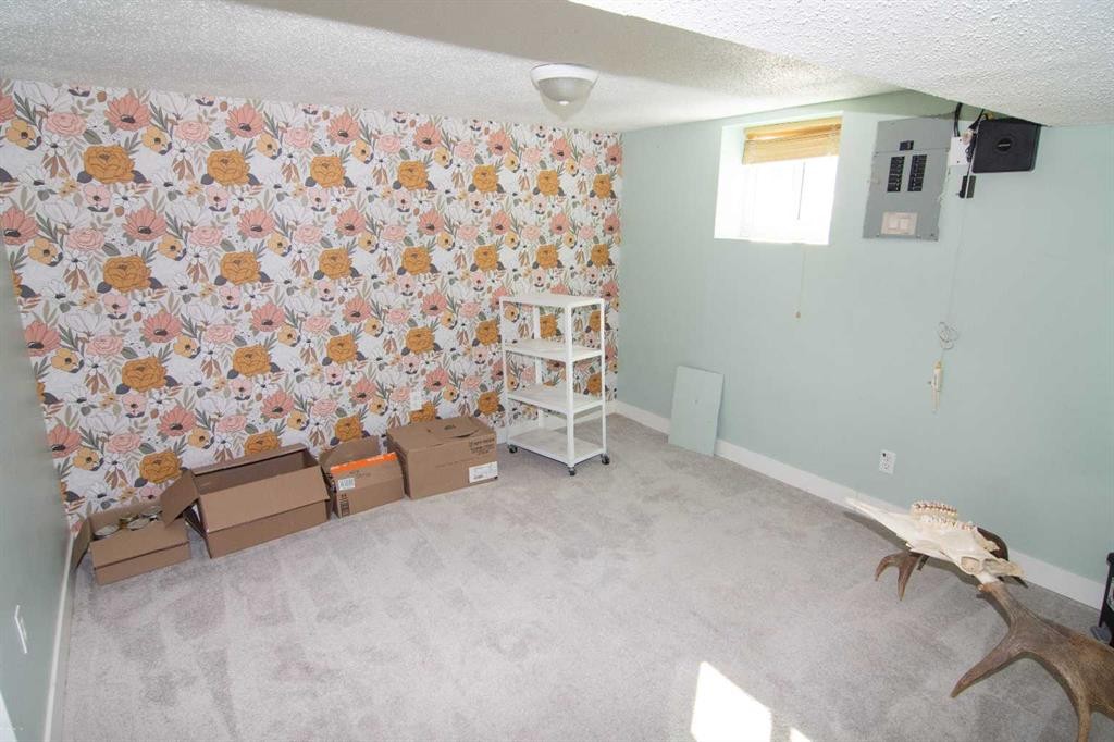 129 30 Avenue Nw, Calgary, AB - Indoor Photo Showing Other Room