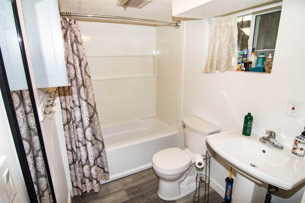 129 30 Avenue Nw, Calgary, AB - Indoor Photo Showing Bathroom