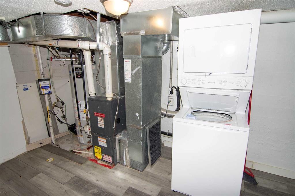 129 30 Avenue Nw, Calgary, AB - Indoor Photo Showing Laundry Room