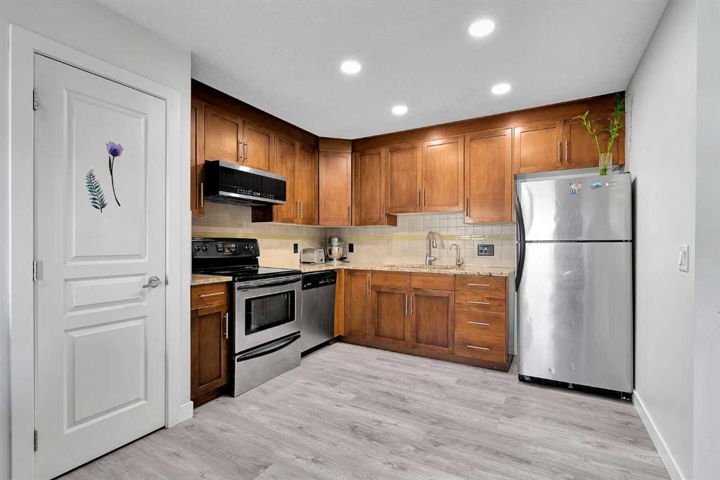 119 Panatella Hill Nw, Calgary, AB - Indoor Photo Showing Kitchen