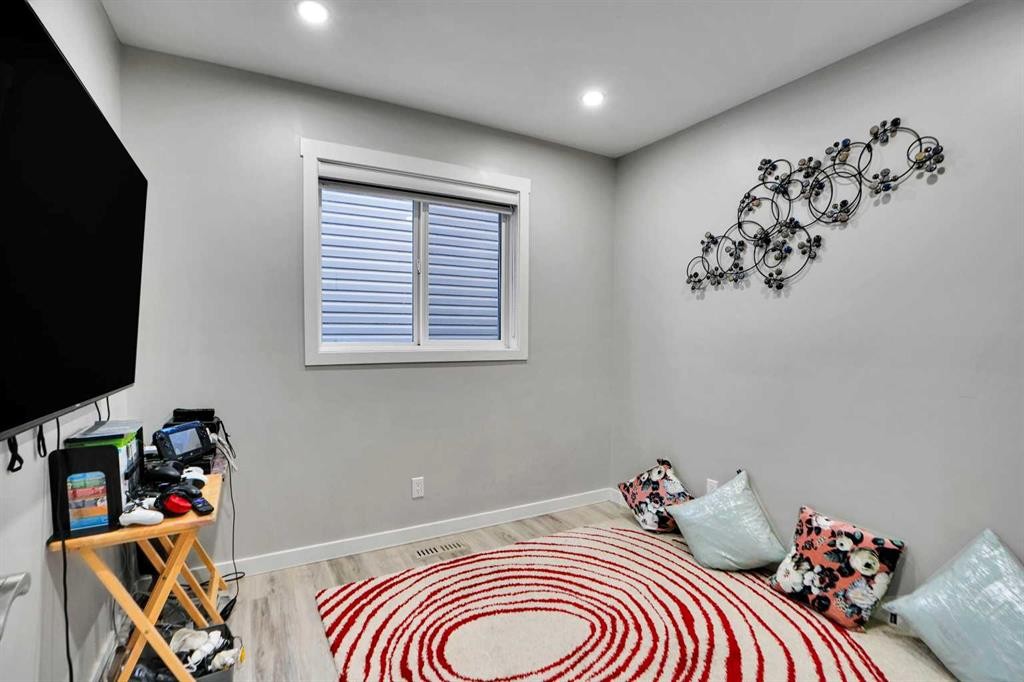 91 Copperstone Gate Se, Calgary, AB - Indoor Photo Showing Bedroom