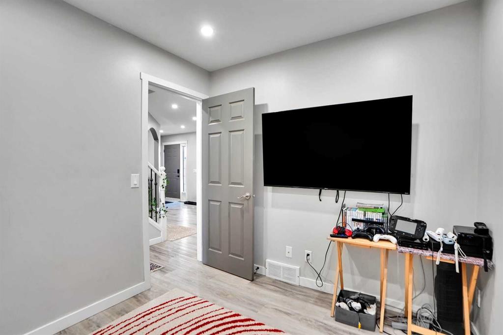 91 Copperstone Gate Se, Calgary, AB - Indoor Photo Showing Other Room
