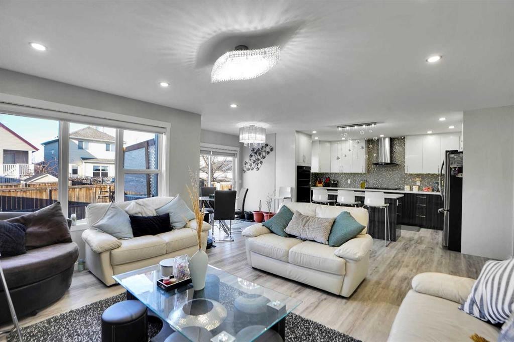 91 Copperstone Gate Se, Calgary, AB - Indoor Photo Showing Living Room