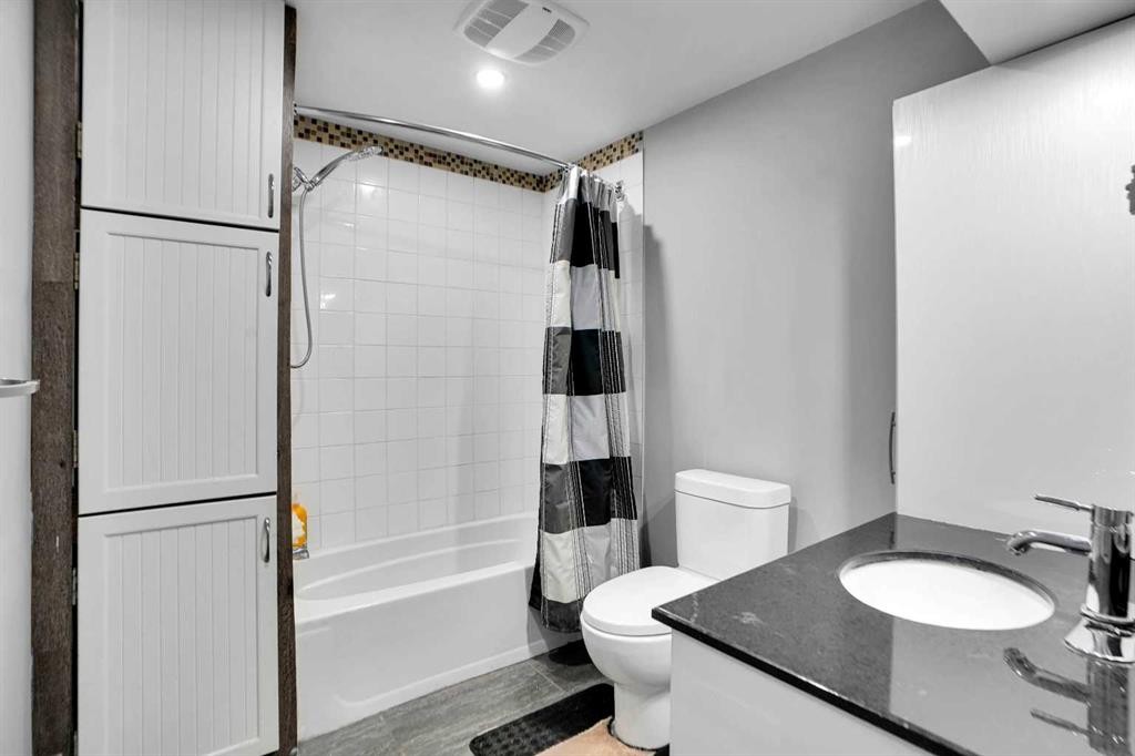 91 Copperstone Gate Se, Calgary, AB - Indoor Photo Showing Bathroom