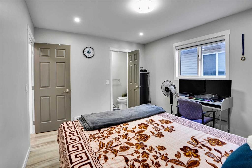 91 Copperstone Gate Se, Calgary, AB - Indoor Photo Showing Bedroom