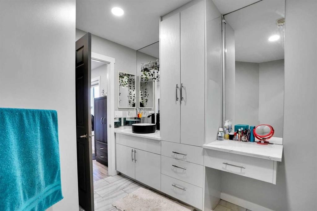 91 Copperstone Gate Se, Calgary, AB - Indoor Photo Showing Other Room