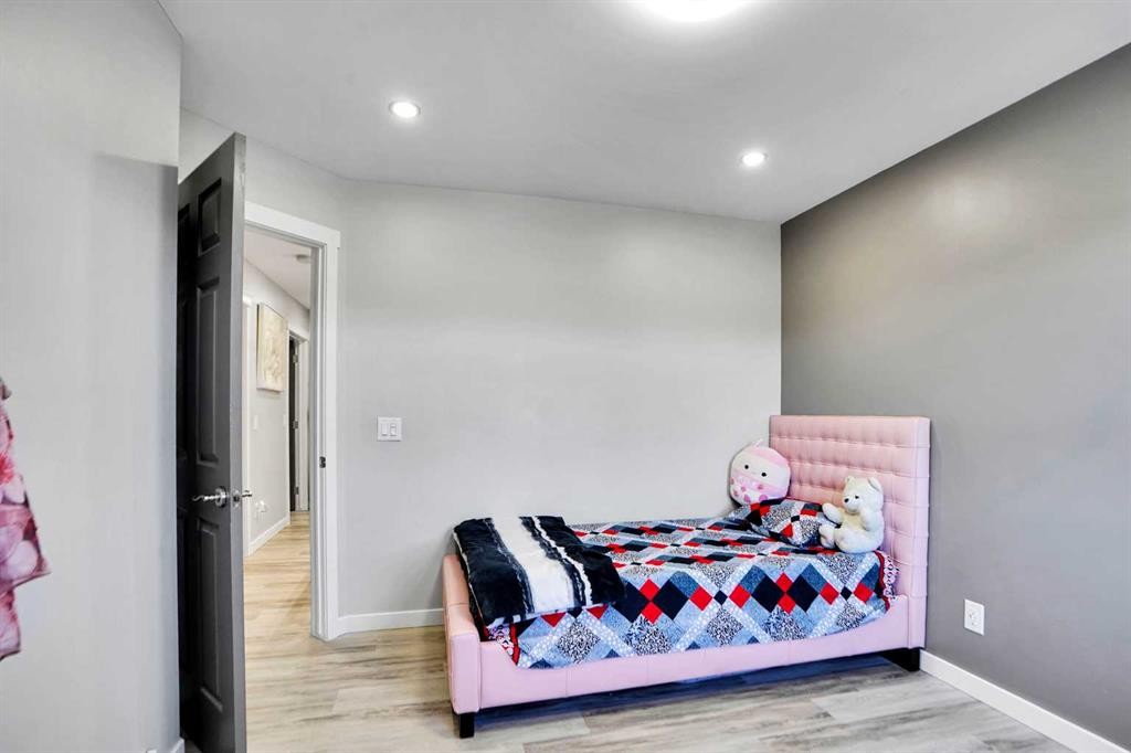 91 Copperstone Gate Se, Calgary, AB - Indoor Photo Showing Bedroom