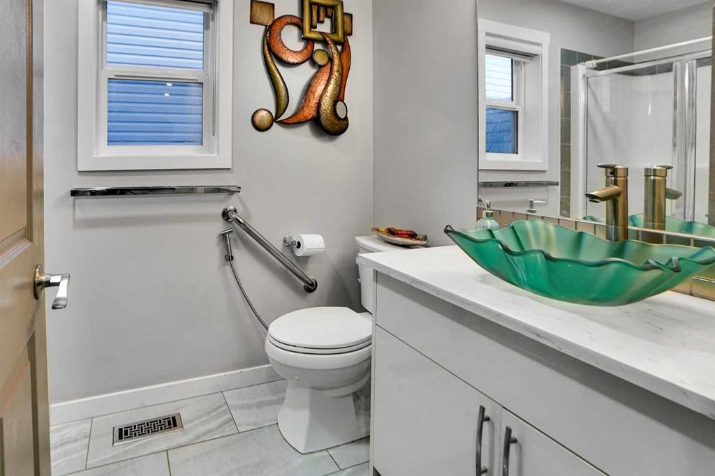 91 Copperstone Gate Se, Calgary, AB - Indoor Photo Showing Bathroom