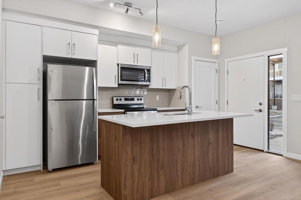203-400 Belmont Street Sw, Calgary, AB - Indoor Photo Showing Kitchen With Stainless Steel Kitchen With Upgraded Kitchen