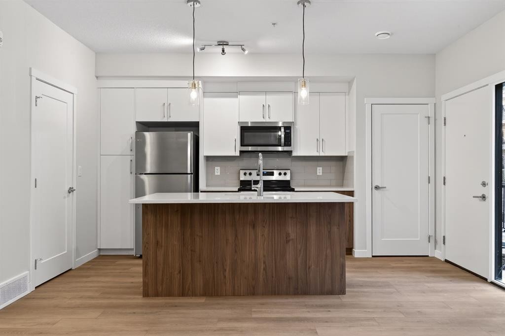203-400 Belmont Street Sw, Calgary, AB - Indoor Photo Showing Kitchen