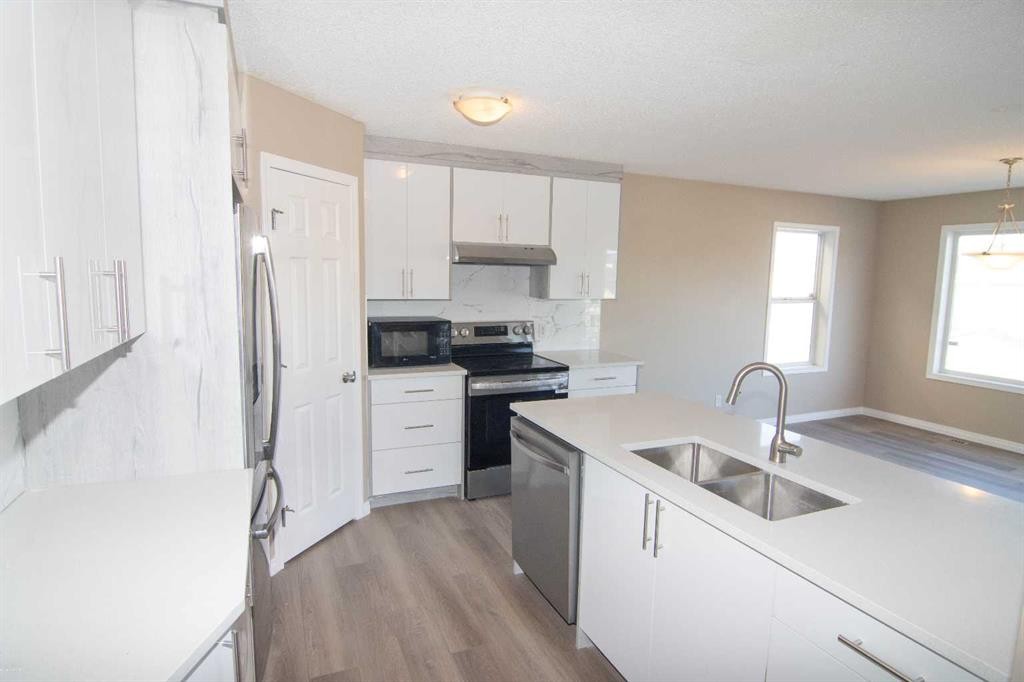 24 Panamount Lane Nw, Calgary, AB - Indoor Photo Showing Kitchen With Double Sink