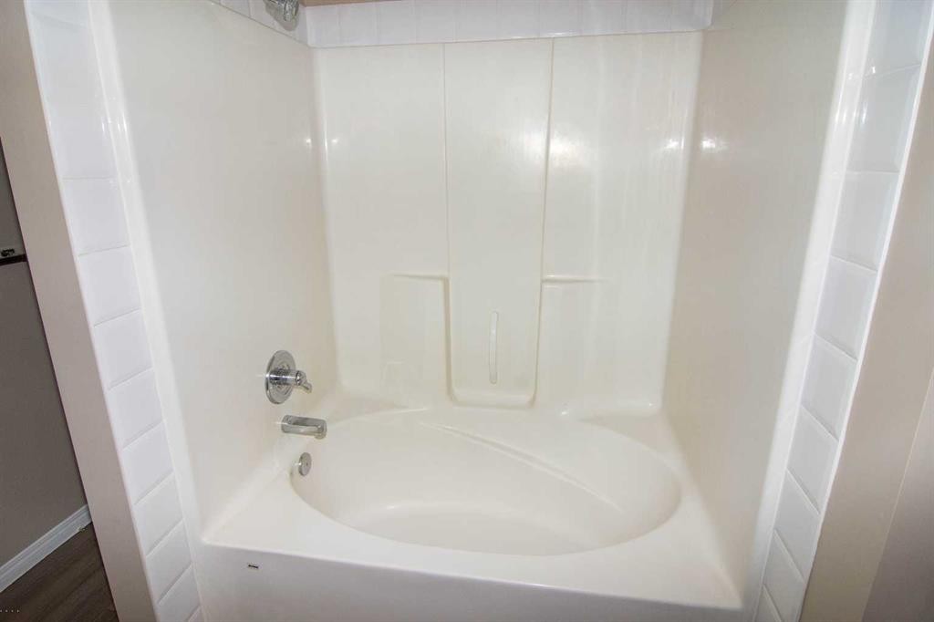 24 Panamount Lane Nw, Calgary, AB - Indoor Photo Showing Bathroom