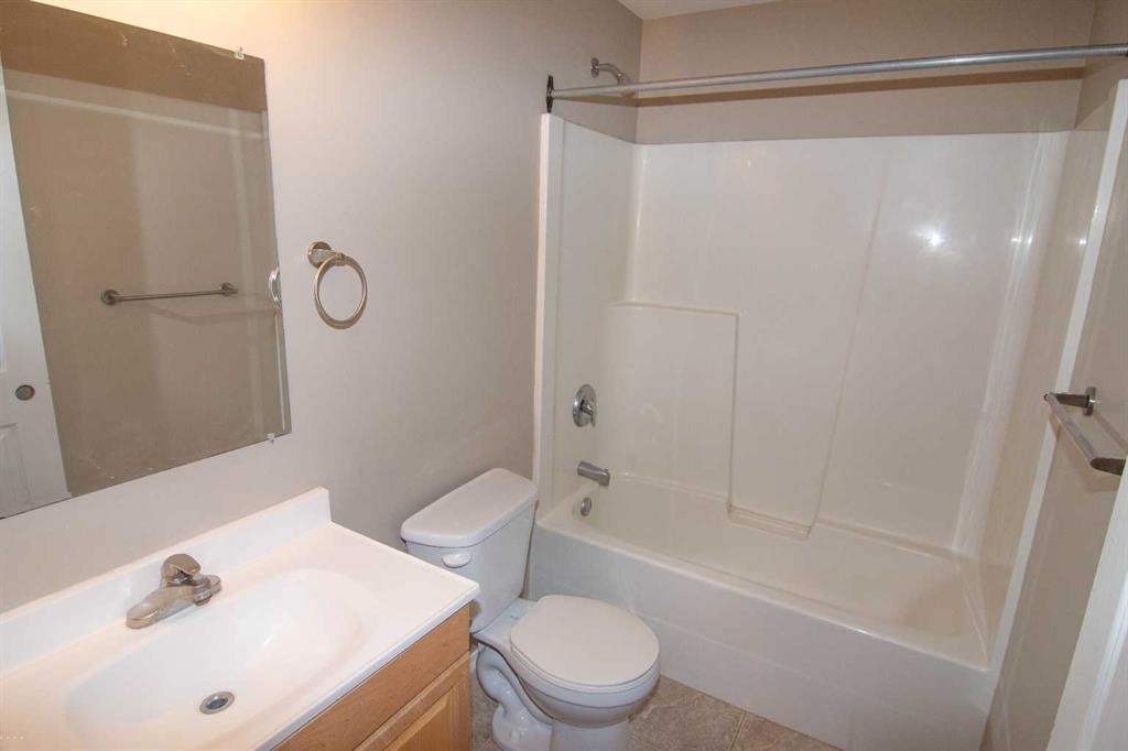 24 Panamount Lane Nw, Calgary, AB - Indoor Photo Showing Bathroom