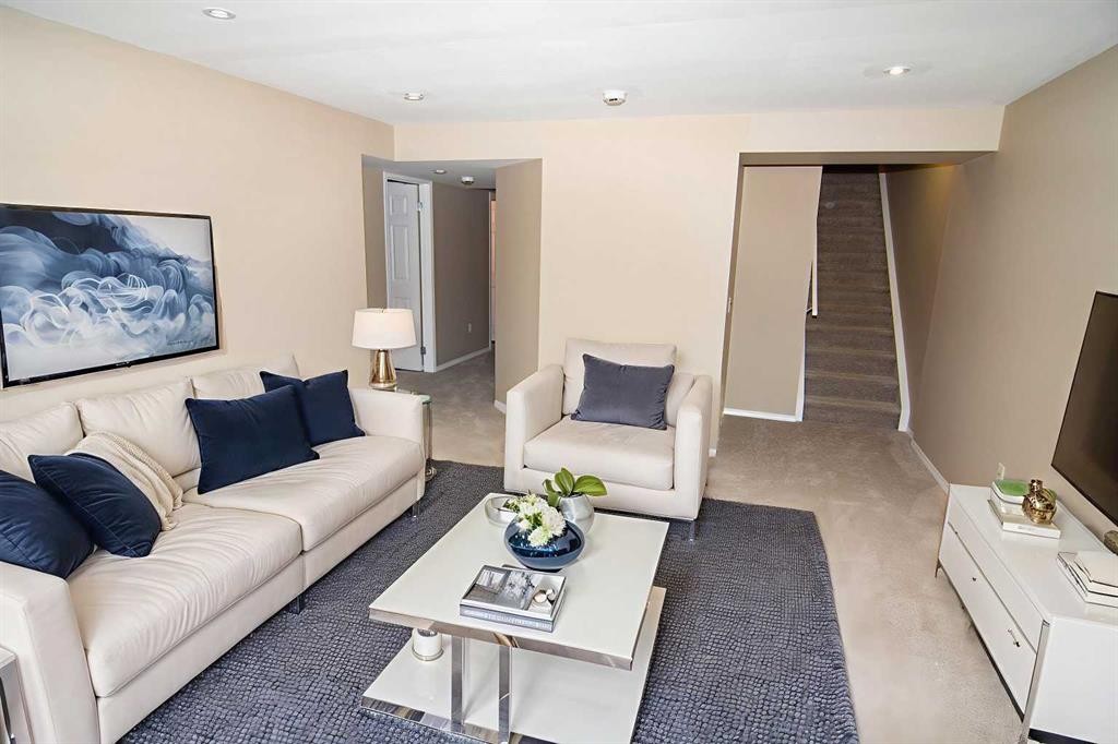 24 Panamount Lane Nw, Calgary, AB - Indoor Photo Showing Living Room