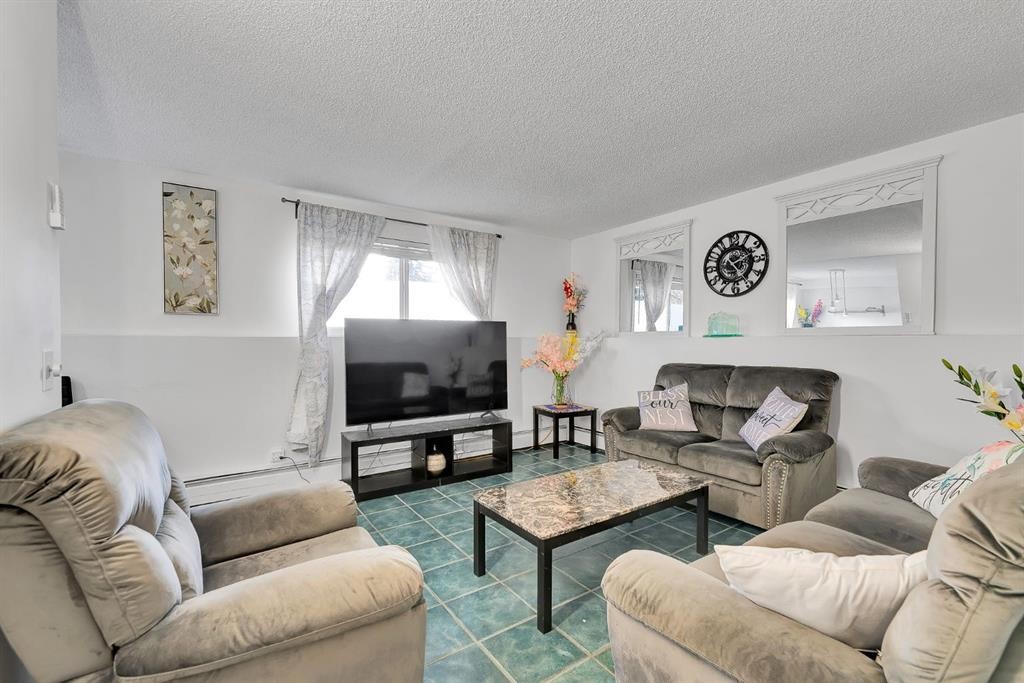 4-104 Sabrina Way Sw, Calgary, AB - Indoor Photo Showing Living Room